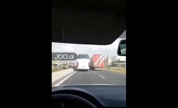 Video e frikshme, kamioni garë me autobusin në autostradën Tiranë-Durrës