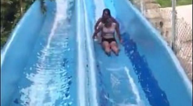 Shkojnë në parkun ujor për t’u argëtuar, por e pësojnë keq (VIDEO)