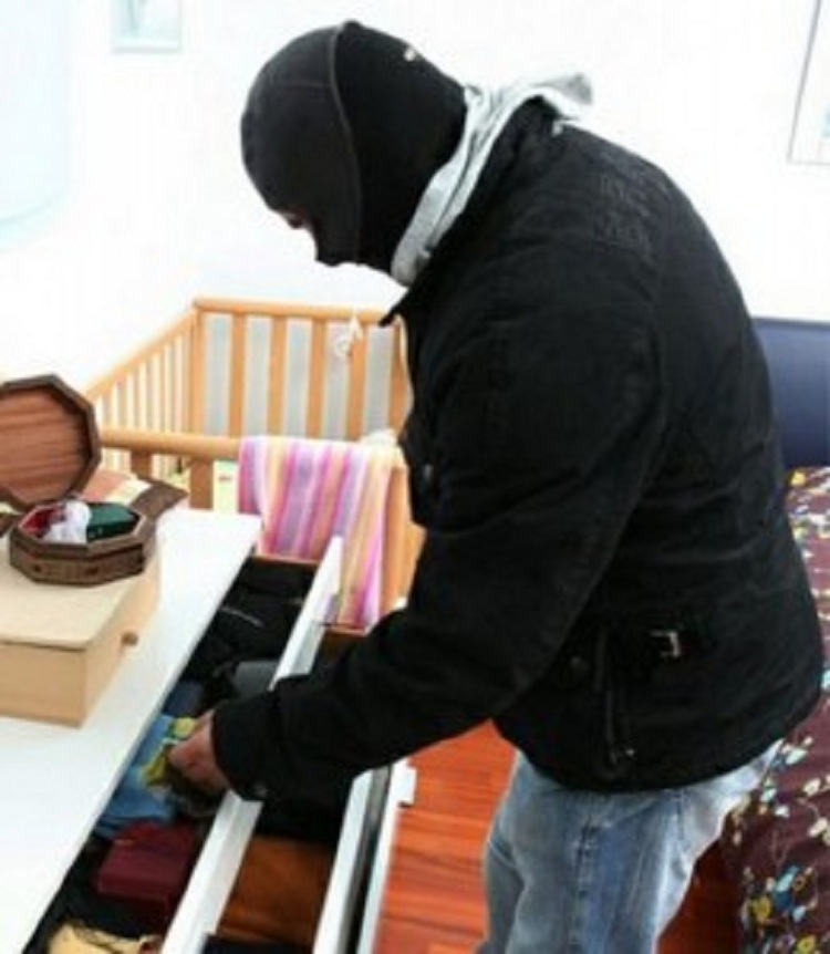 Bëri kërdinë në banesat dhe dyqanet e Durrësit, kapet hajduti minoren