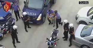 Duhet të rrinte në shtëpi, policia e Durrësit prangos në flagrancë të riun