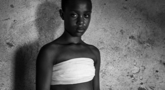 E tmerrshme/ Vajzave të reja në Afrikë u shtypin gjinjtë, arsyeja do t’ju shokojë (FOTO)