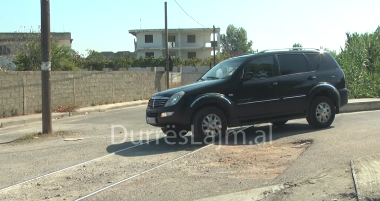 Rreziku që u kanoset banorëve të plazhit në Durrës nga këto kalime të paligjshme (VIDEO)