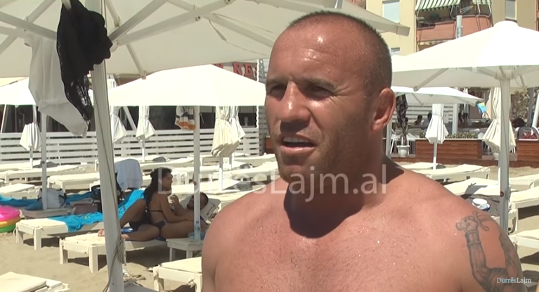 Flet kampioni i njohur: Si më pritën në plazhin e Durrësit (VIDEO)