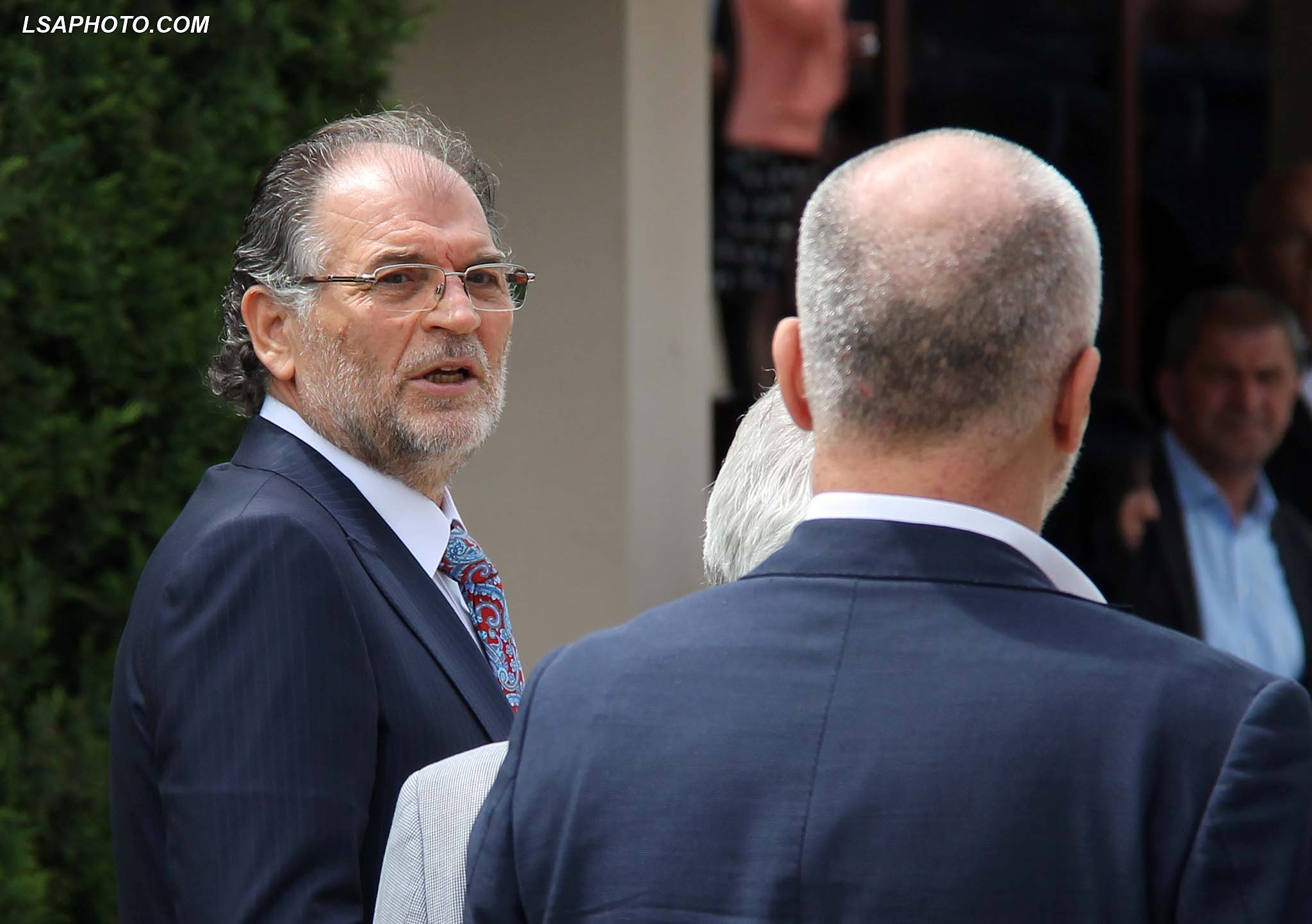 Kokëdhima: Kroçera gjigande i bën m…detit, qeveria hesht