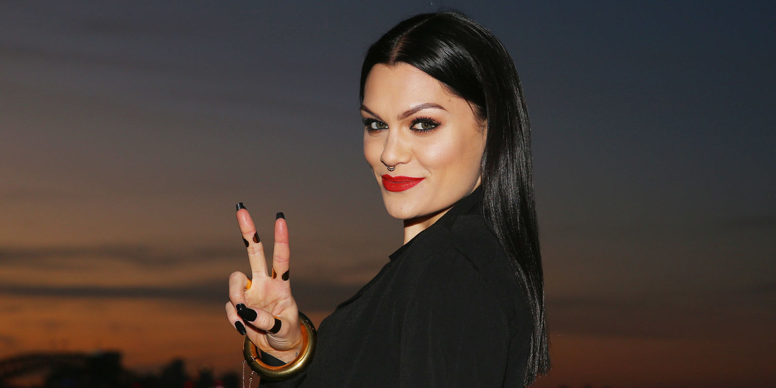 Jessie J komplimenton këngëtarin shqiptar (FOTO)