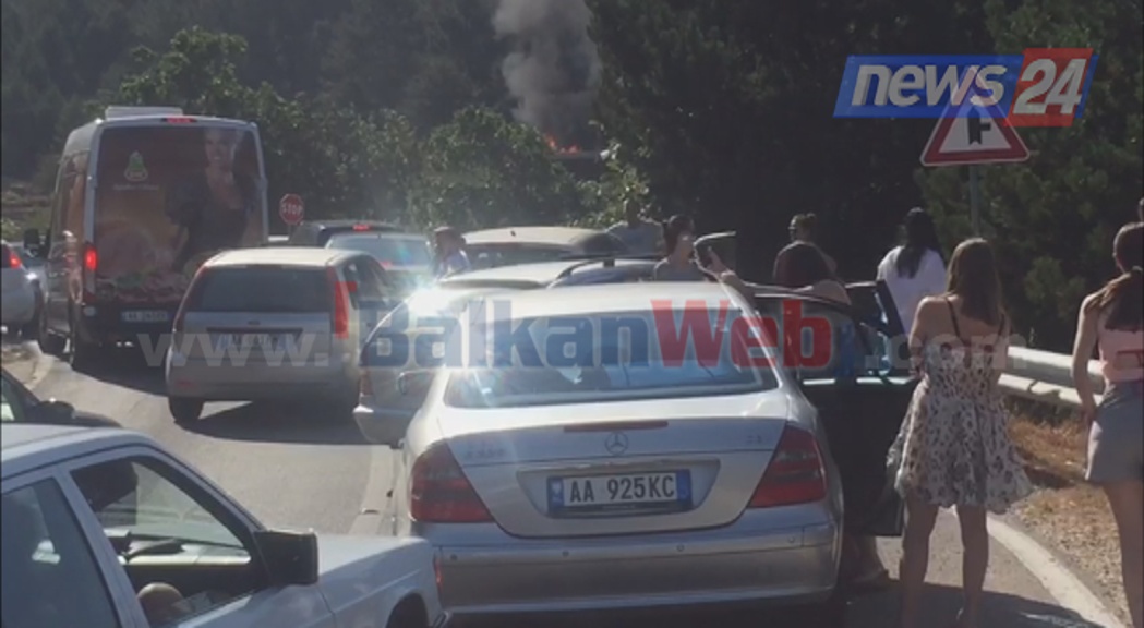 Panik në Llogara, makina përfshihet nga flakët në ecje (VIDEO)