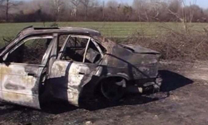 Qëllohet me armë nga makina, policia gjen “BMW”-në e djegur