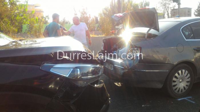 LAJM I FUNDIT/ Përplasen dy automjete në Durrës (FOTO)