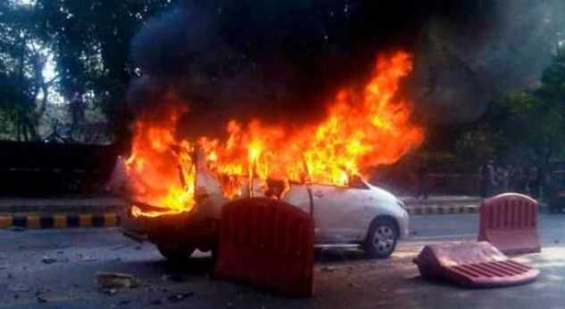 Makina përfshihet nga flakët në ecje, shpëton drejtuesi i mjetit