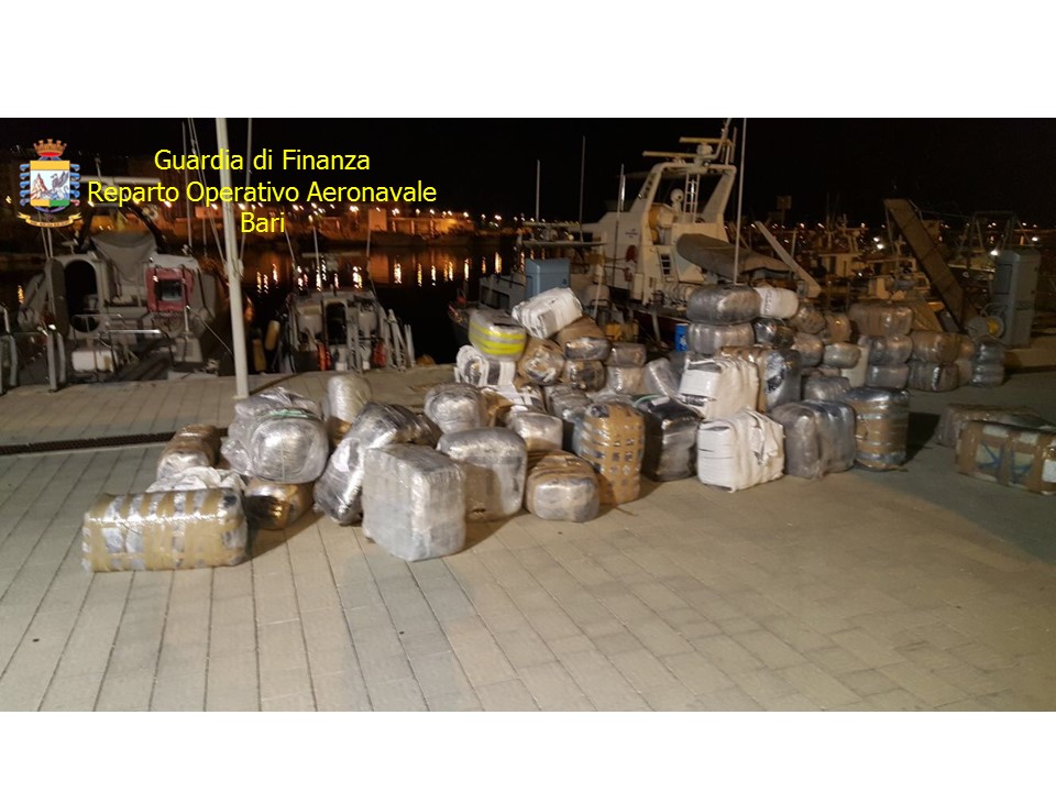 Sekuestrohen 2 ton marijuanë, arrestohen dy skafistët shqiptarë (VIDEO)