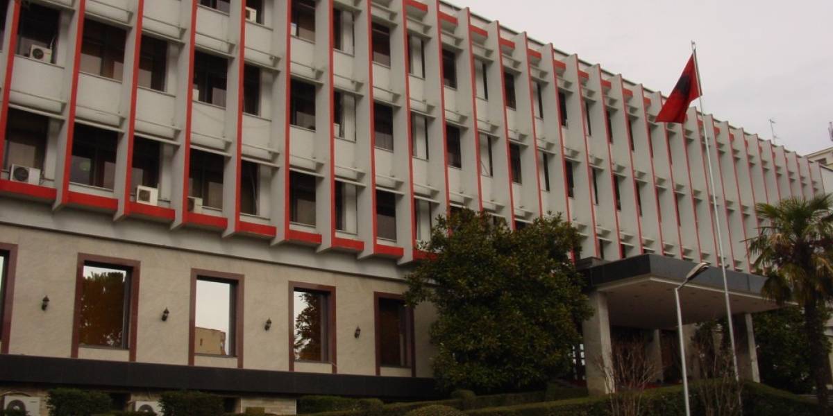 Vilat, paratë dhe makinat e ambasadorëve, ja diplomati me 18 pasuri në Tiranë e Durrës