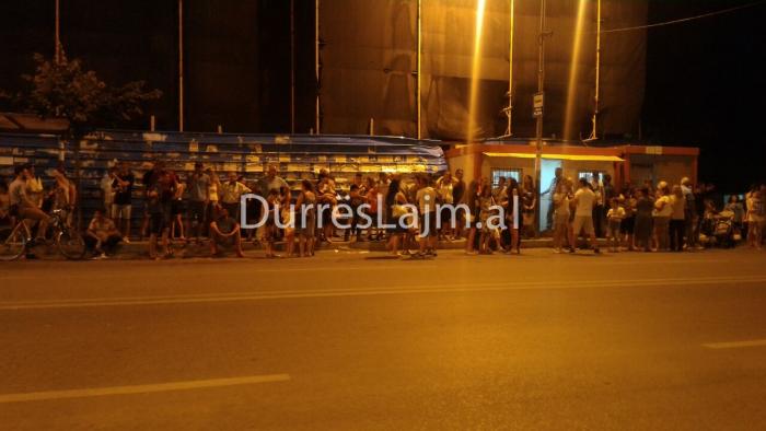 &#8220;Miting&#8221; tek stacioni i autobuzave të plazhit në Durrës, ja çfarë po ndodh (FOTO &#038; VIDEO)