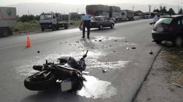 Manovra të gabuara, të rinjtë përplasen me motorë