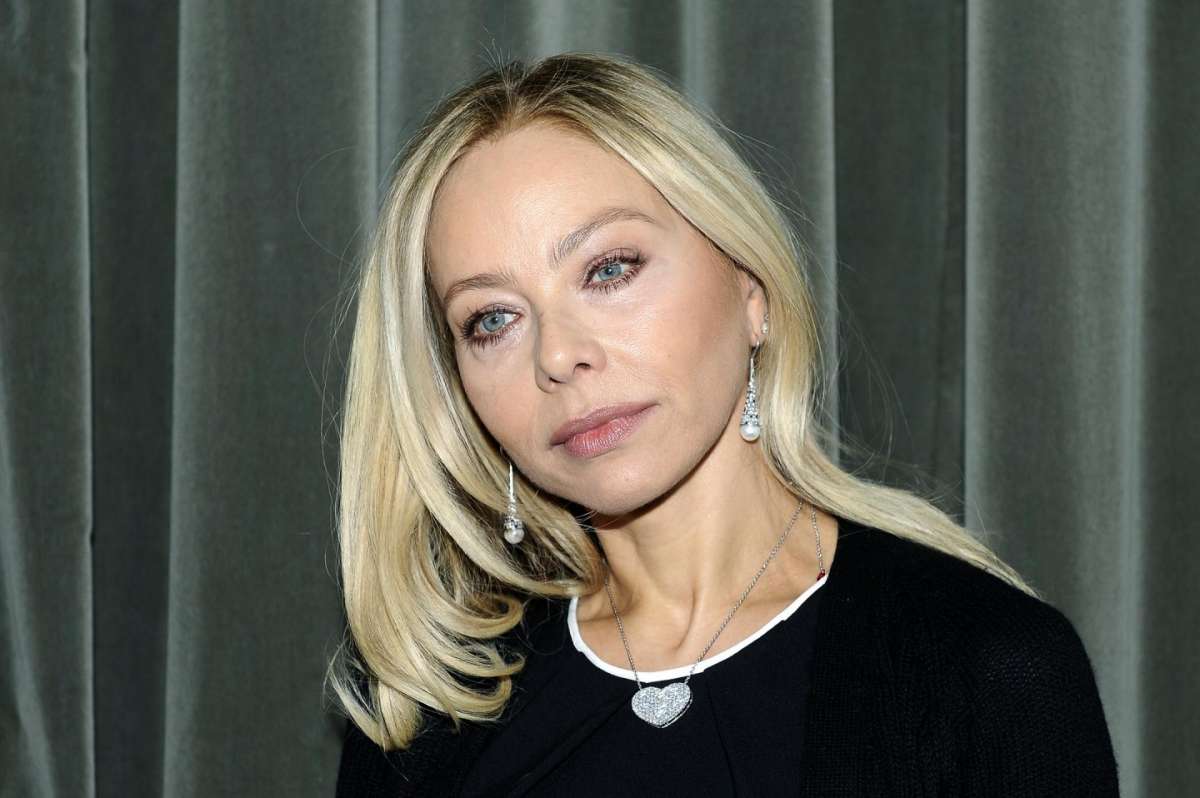 Një 62-vjeçare seksi, Ornella Muti ekspozon të pasmet (FOTO)