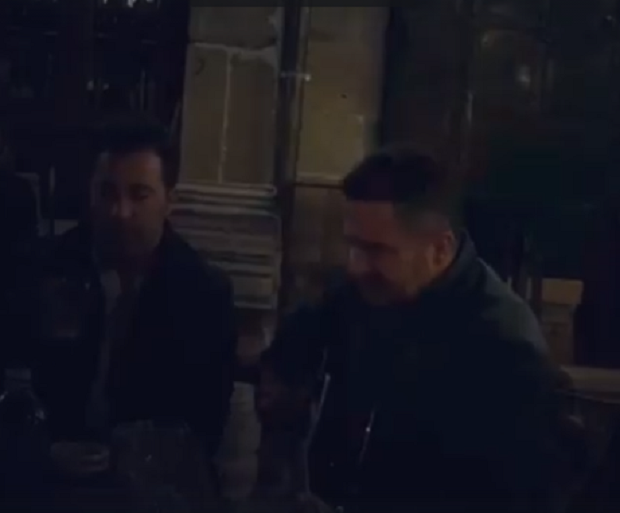 Politikani shqiptar bashkohet me Devis Xherahun, këndojnë serenata korçare (VIDEO)