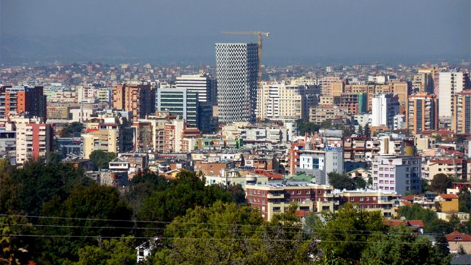 A ia vlen të blesh shtëpi në Tiranë për ta dhënë me qira?