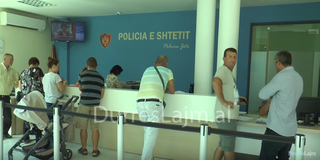 Durrës, fluks aplikimesh për pasaportë në pikun e sezonit (VIDEO)