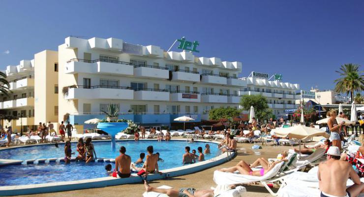 Donte të hidhej nga ballkoni në pishinë, i riu humb jetën gjatë pushimeve