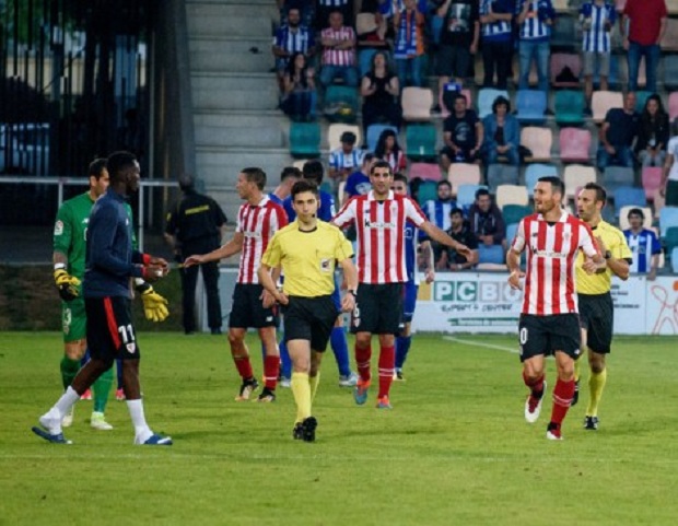 Plas sherri në ndeshjen Bilbao-Alavesh, arbitri braktis fushën e lojës