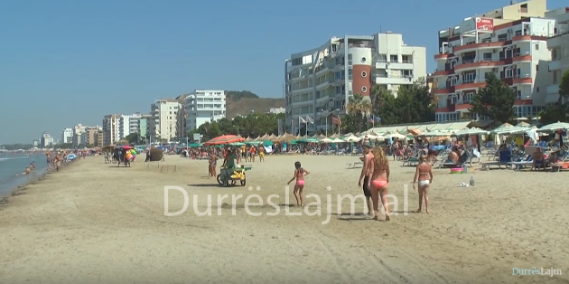 Dhomat në Durrës, sa shezlongët në Jug. Çmimet pësojnë ulje në plazh (VIDEO)