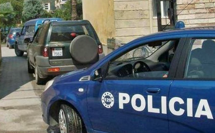 I pret rrugën me makinë dhe i zbraz kallashnikovin në banesë. Si u parandalua krimi