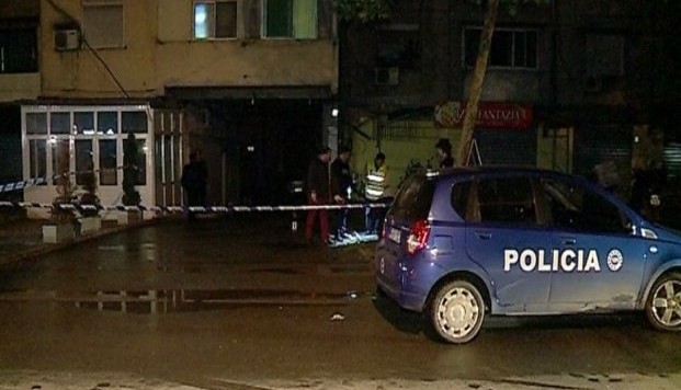 I zënë pritë dhe i rrahin, plumbi rikoshet plagos të riun