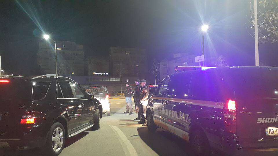 Arrestohet në flagrancë 20-vjeçari me Benz, përplasi dy mjete në mes të Durrësit