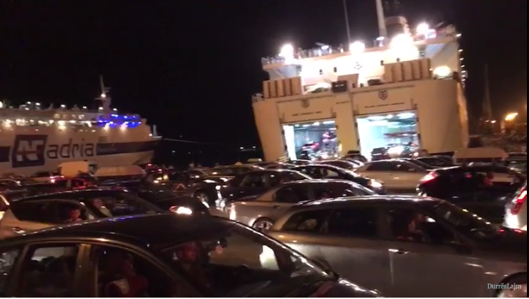 Mijëra pasagjerë dhe mjete në portin e Durrësit, rekord levizjesh (VIDEO)