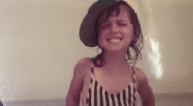 E njihni këtë vogëlushe? Sot ajo është aktore e famshme (FOTO)