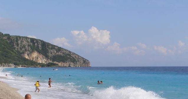 Pushuesi i moshuar mbytet në det