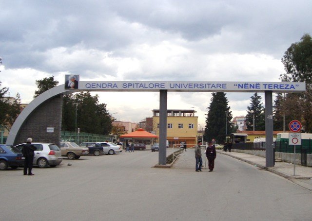 “Pacienti humb jetën në QSUT, familjarët rrahin mjekët dhe infermieren”