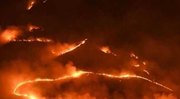 Zjarri masiv në Sarandë tërheq vëmendjen e medias së huaj (FOTO)
