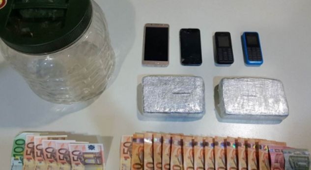 Bosi shqiptar kontrollonte trafikun e heroinës nga burgu, policia i kap “korrierët”