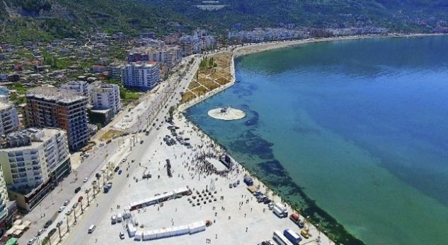 Ndotet nga karburantet e anijeve deti i Vlorës (FOTO)