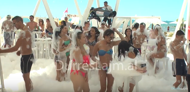 Shkuma party-t që kanë ‘marrosur’ të rinjtë e të rejat në Durrës (VIDEO+FOTO)