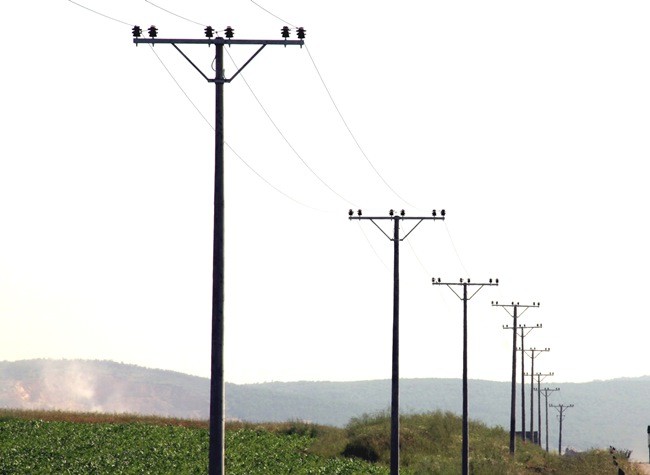 Bëhet tapë dhe hipën majë shtyllës, e zë korenti dhe përfundon në spital