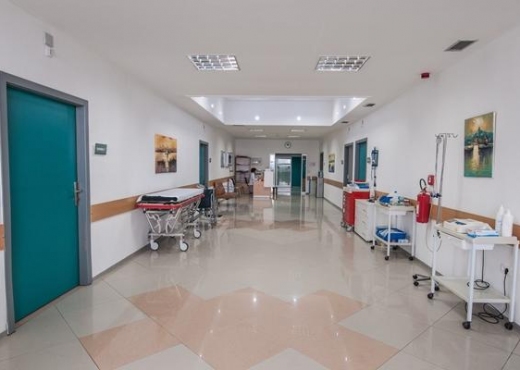 Rrahu bashkëshorten brenda spitalit të Durrësit, Policia: Jo për shkak të tradhtisë