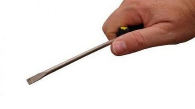 Sherr me kaçavidë mes tre të rinjve në Durrës