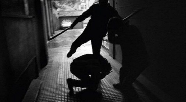 Rrahin me shufra hekuri të riun, në pranga babë e bir