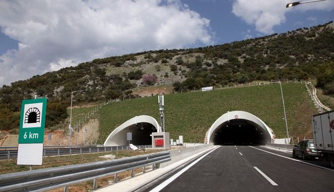 Autobusi me shqiptarë merr flakë brenda tunelit (FOTO)