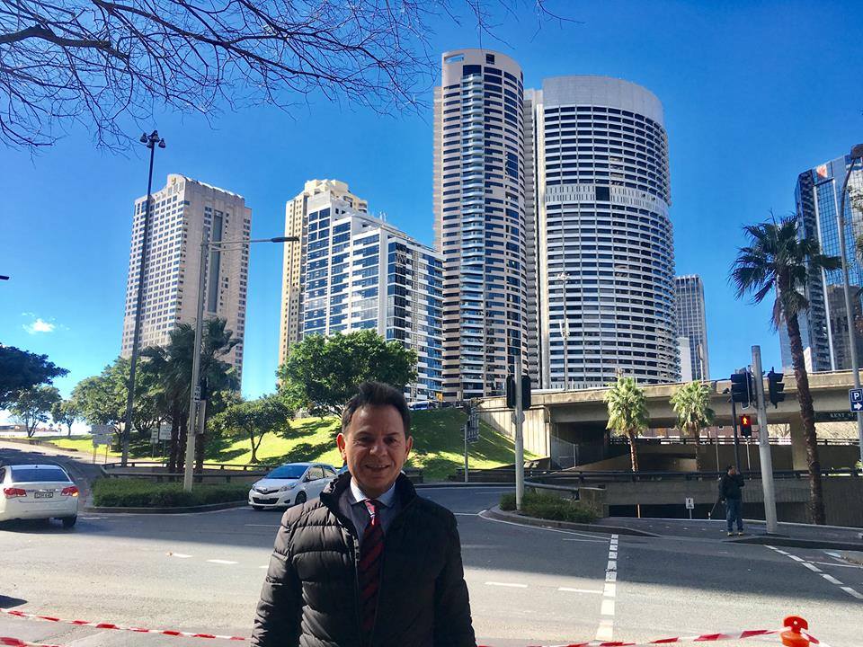 “Më bëtë të më vijë turp që jam bashkëkombasi juaj”, Agim Hushi largohet nga Shqipëria (FOTO)