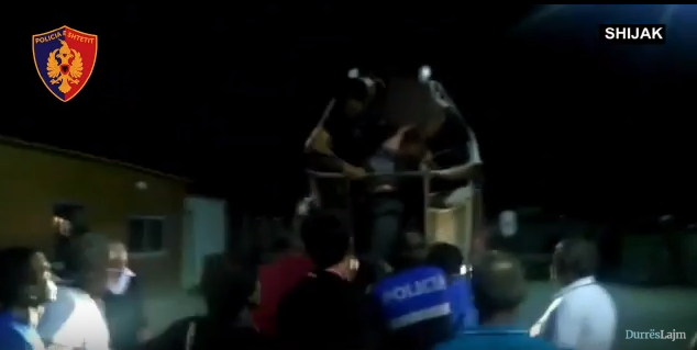 VIDEO/ 12 orë negociata në Durrës, momenti kur policët rrezikojnë jetën për ta shpëtuar