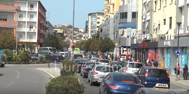 Si është një ditë trafiku në Durrës në fundgushti (VIDEO)