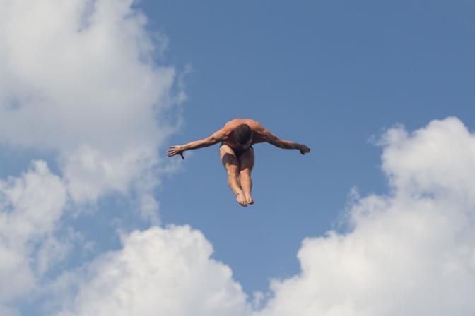 Durrsaku kërcen nga lartësia në det, shpëton pa “thyer qafën”