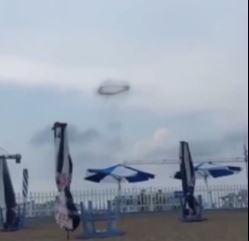 Një rreth i zi në qiell habit pushuesit (VIDEO)