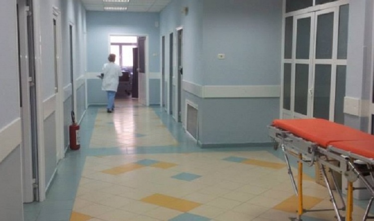 Nëna gjen vajzën adoleshente në banesë në koma