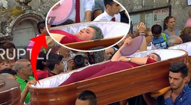 Gruaja në arkivol plas vape, i bën fresk vetes me erashkë (VIDEO)