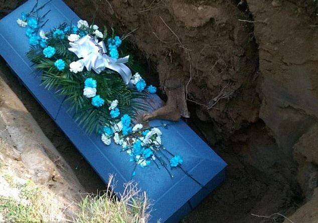 Familjarët tmerrohen gjatë varrimit