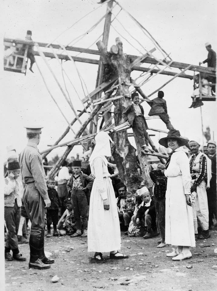 Nga treni me kuaj, te ura dhe karuseli, 3 shpikjet e çuditshme shqiptare (FOTO)