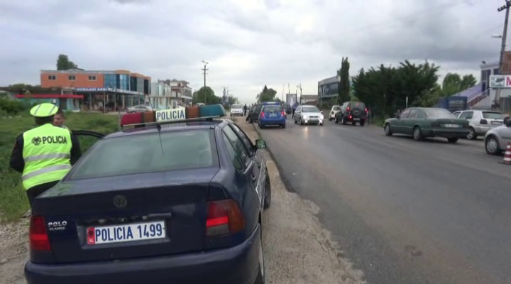 Përplasen dy automjete, aksidentohen dy drejtuesit dhe një i mitur